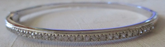 xxM1308M 14k white gold and diamond bangle Takst Valuation N. kr. 14000